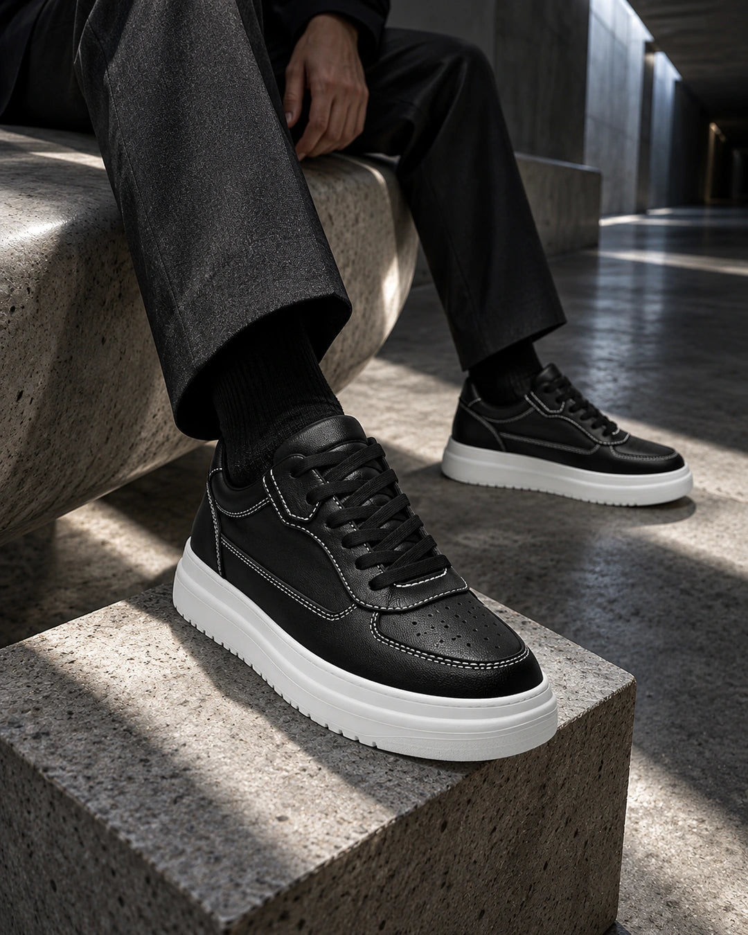נעלי סניקרס מגביהות Urban Leaf שחורות – צילום אופנתי | StepUp Shoes