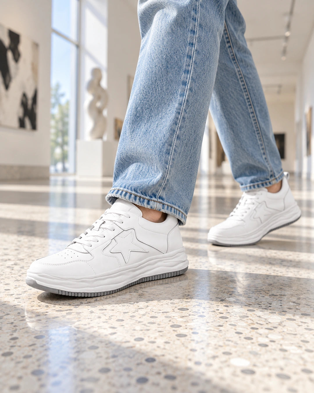 נעלי סניקרס מגביהות High Vibe Sneakers בצבע לבן בצילום לייפסטייל יומיומי | StepUp Shoes