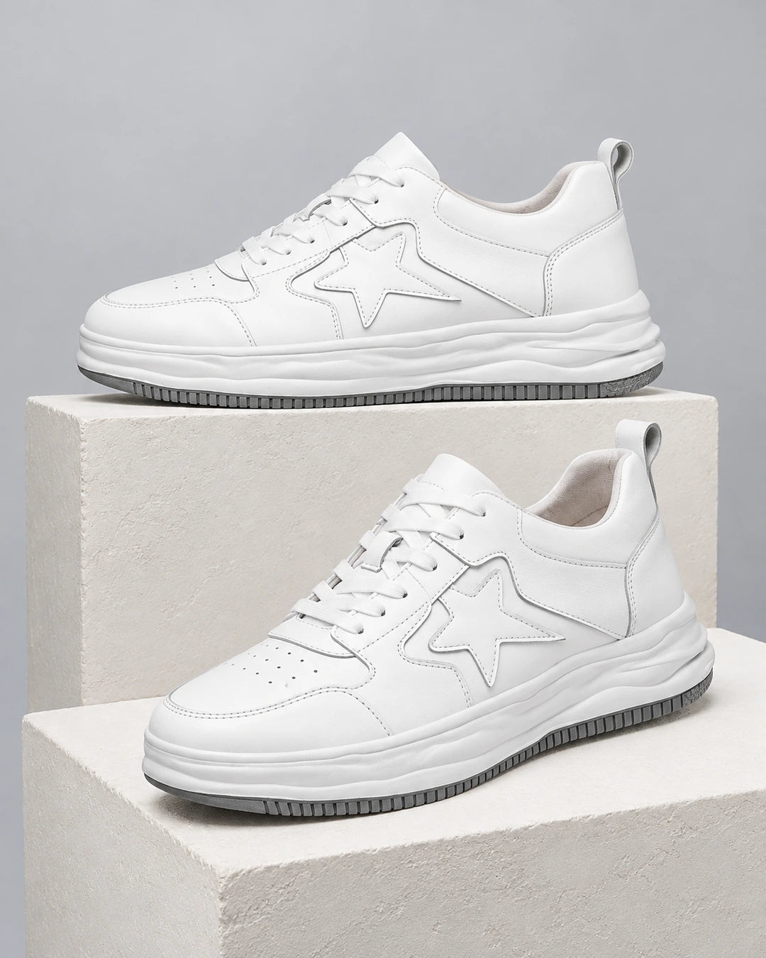 צילום מוצר של נעלי High Vibe Sneakers לבנות מגביהות, מבט צד על הסוליה ותפרי הכוכב | StepUp Shoes