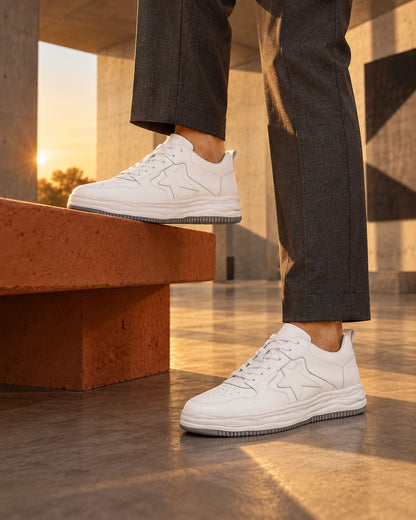 נעלי High Vibe Sneakers לבנות מגביהות בצילום אדיטוריאלי באדריכלות מודרנית | StepUp Shoes