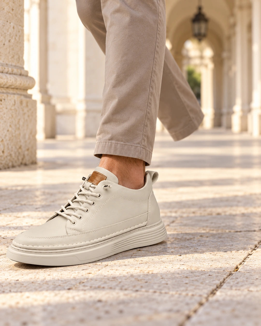 נעלי סניקרס מגביהות Prestige Step בגוון בז׳, צילום לייפסטייל על רגל