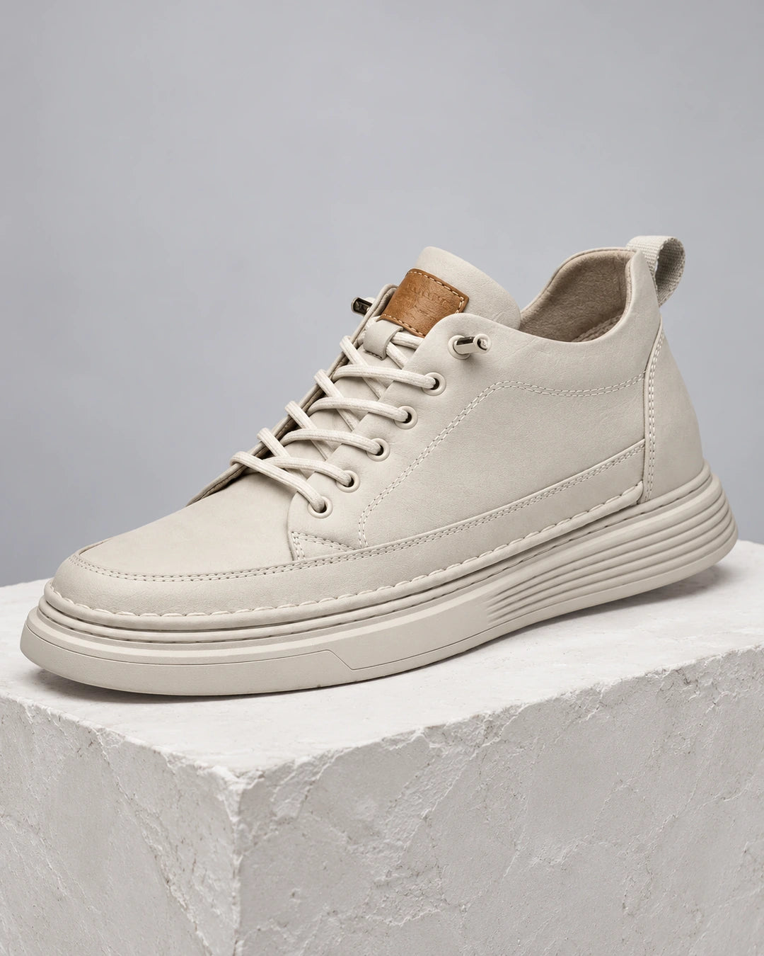 נעלי Prestige Step בז׳ עם הגבהה פנימית, צילום מוצר פרימיום בסטודיו