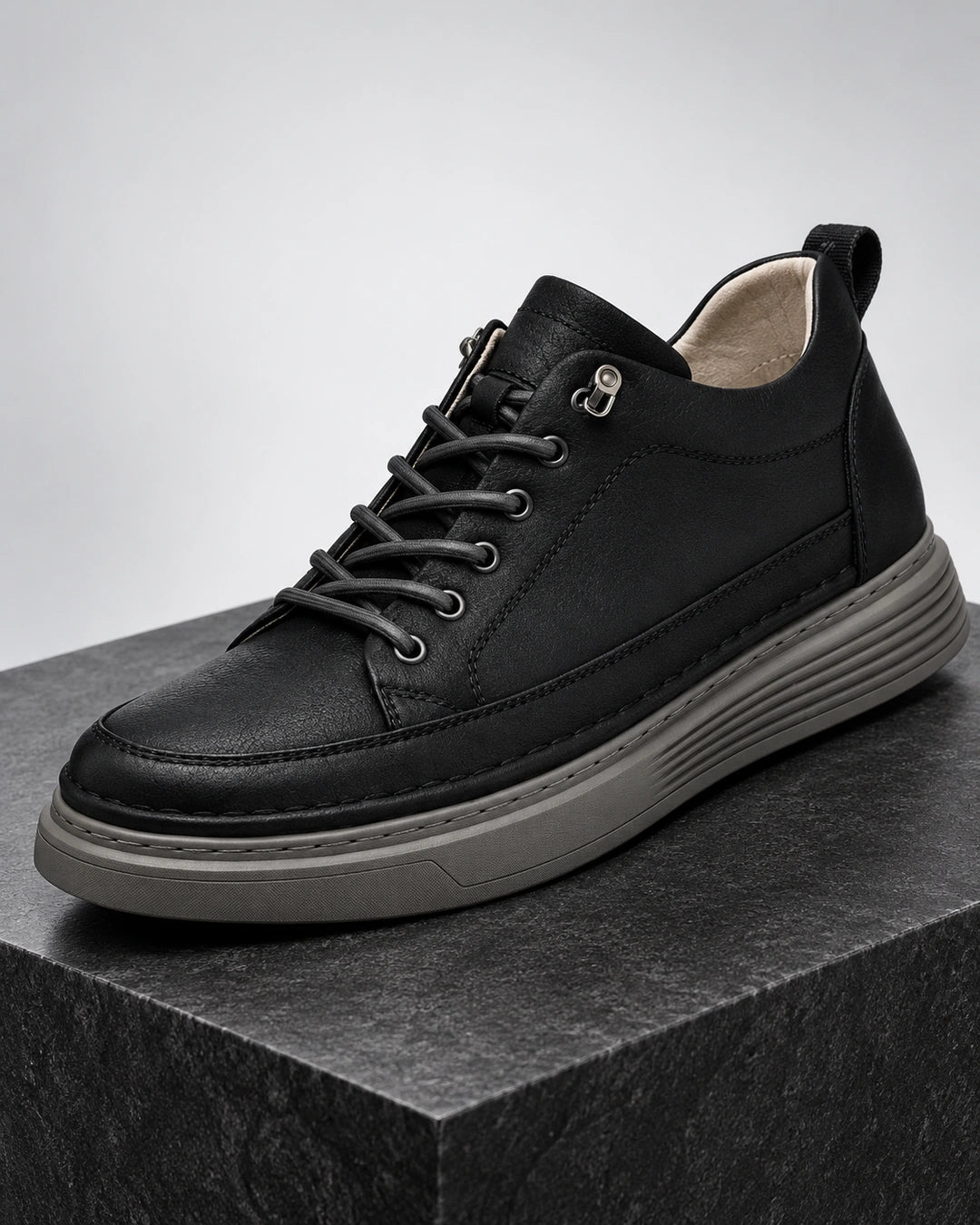 נעלי Prestige Step שחורות עם סוליה עבה והגבהה פנימית, צילום מוצר פרימיום