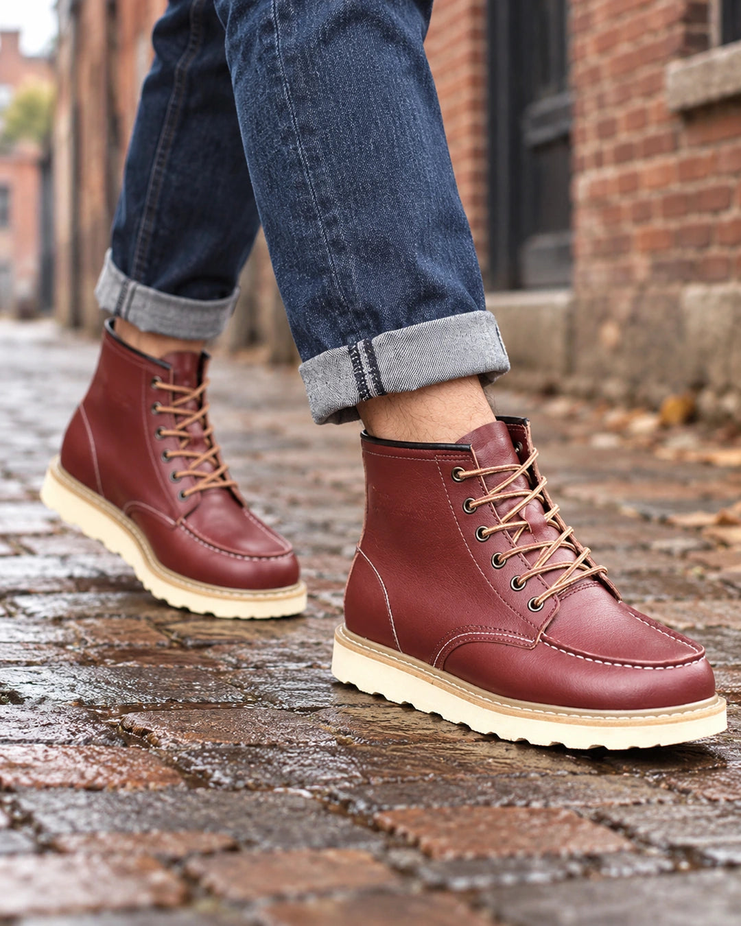 מגפי גברים מגביהות דגם Vertical Vault, בצבע אדום יין, צילום לייפסטייל על הרגל | StepUp Shoes