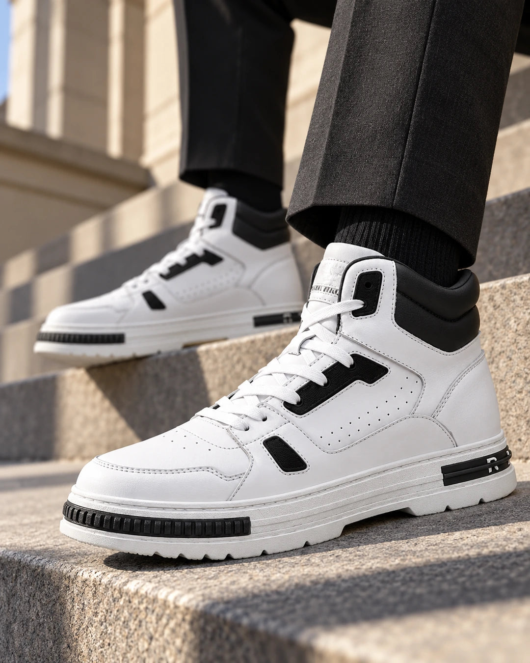 נעלי סניקרס מגביהות Elevated Slip-ons דגם 2 לבנות, צילום אדיטוריאלי