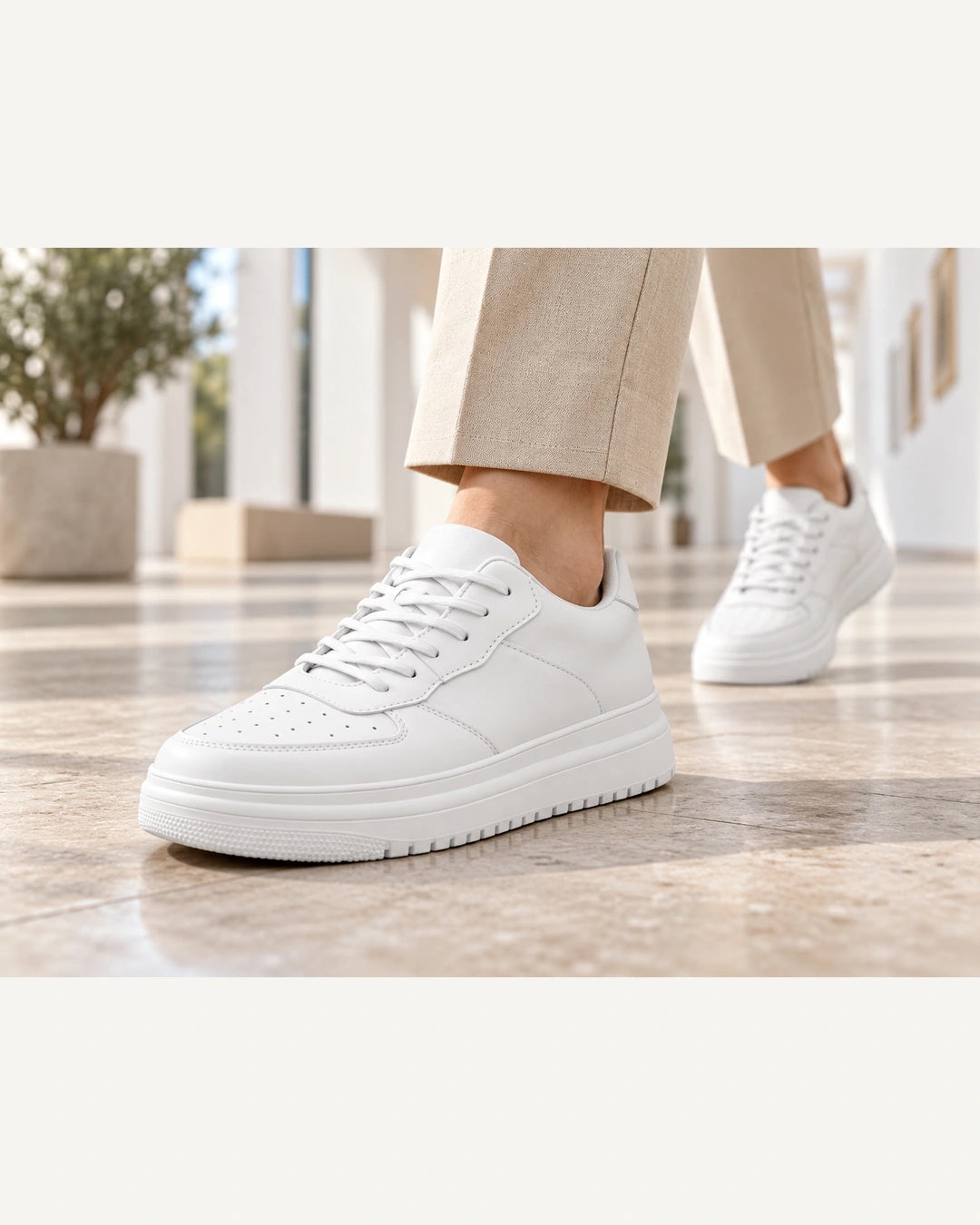 נעלי סניקרס מגביהות דגם SwiftFlex בצבע לבן – צילום Lifestyle | StepUp Shoes