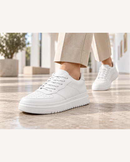 נעלי סניקרס מגביהות דגם SwiftFlex בצבע לבן – צילום Lifestyle | StepUp Shoes