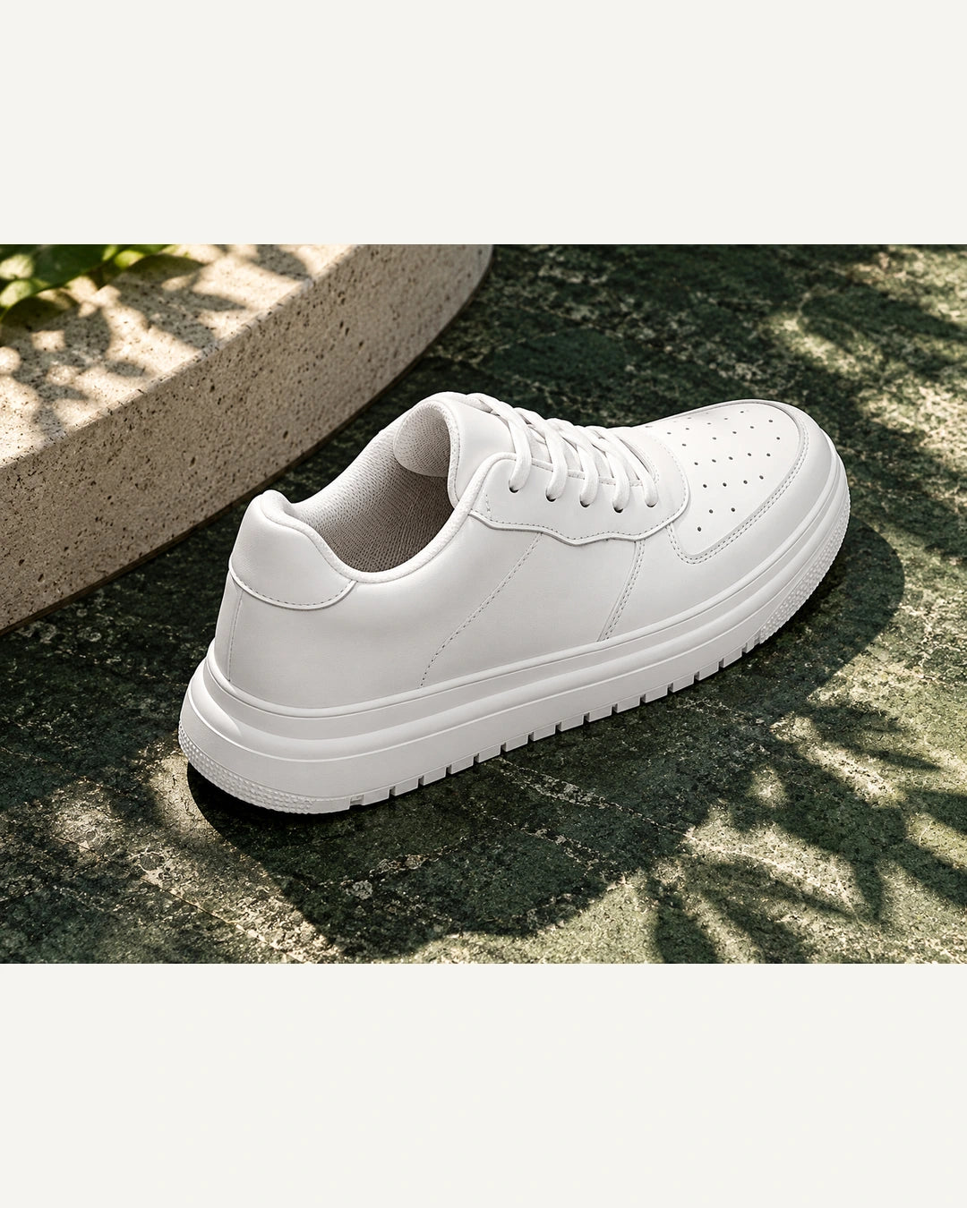 נעלי סניקרס מגביהות דגם SwiftFlex בצבע לבן – צילום Editorial | StepUp Shoes