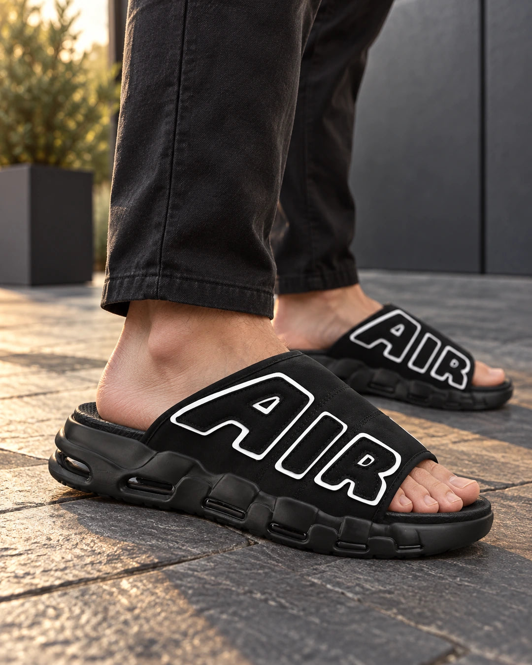 StepUp Comfort כפכפים מגביהים בצבע שחור, צילום לייפסטייל על הרגל | StepUp Shoes