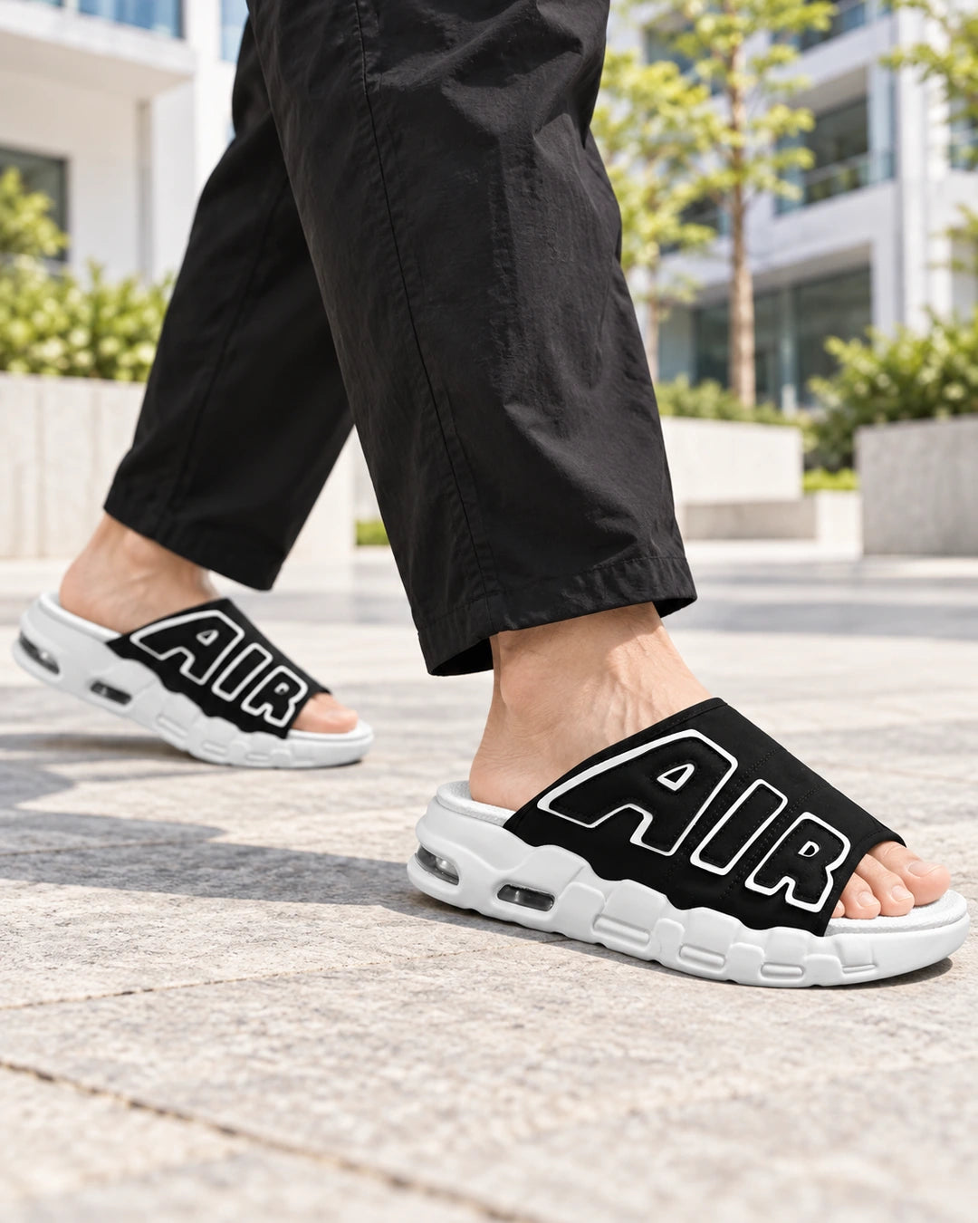 StepUp Comfort כפכפים מגביהים בצבע לבן שחור, צילום לייפסטייל על הרגל | StepUp Shoes