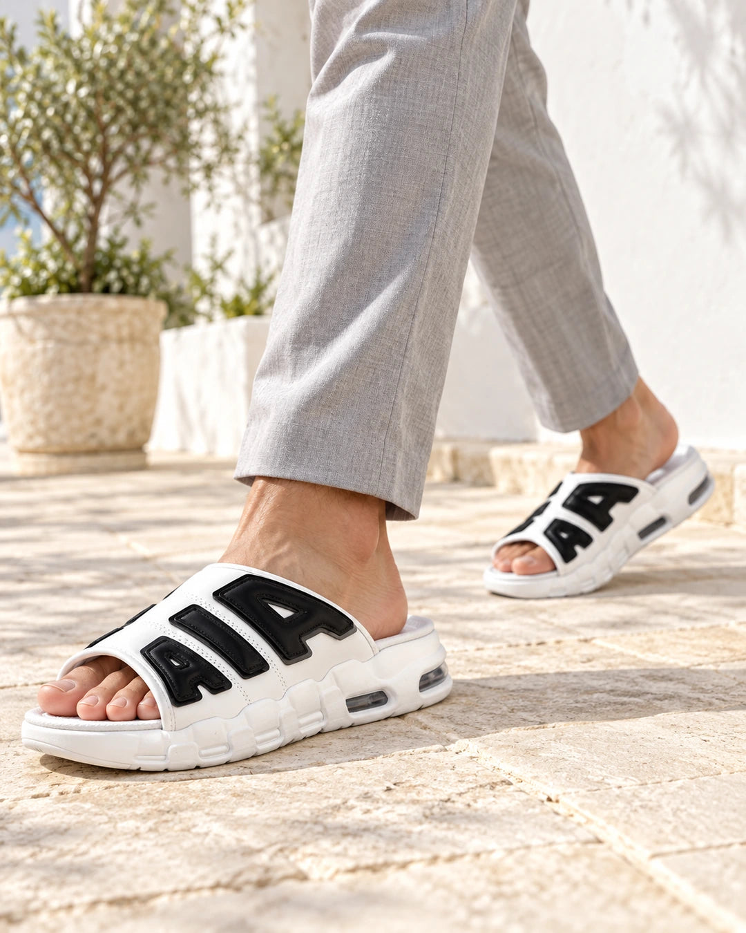 StepUp Comfort כפכפים מגביהים בצבע לבן, צילום לייפסטייל על הרגל | StepUp Shoes