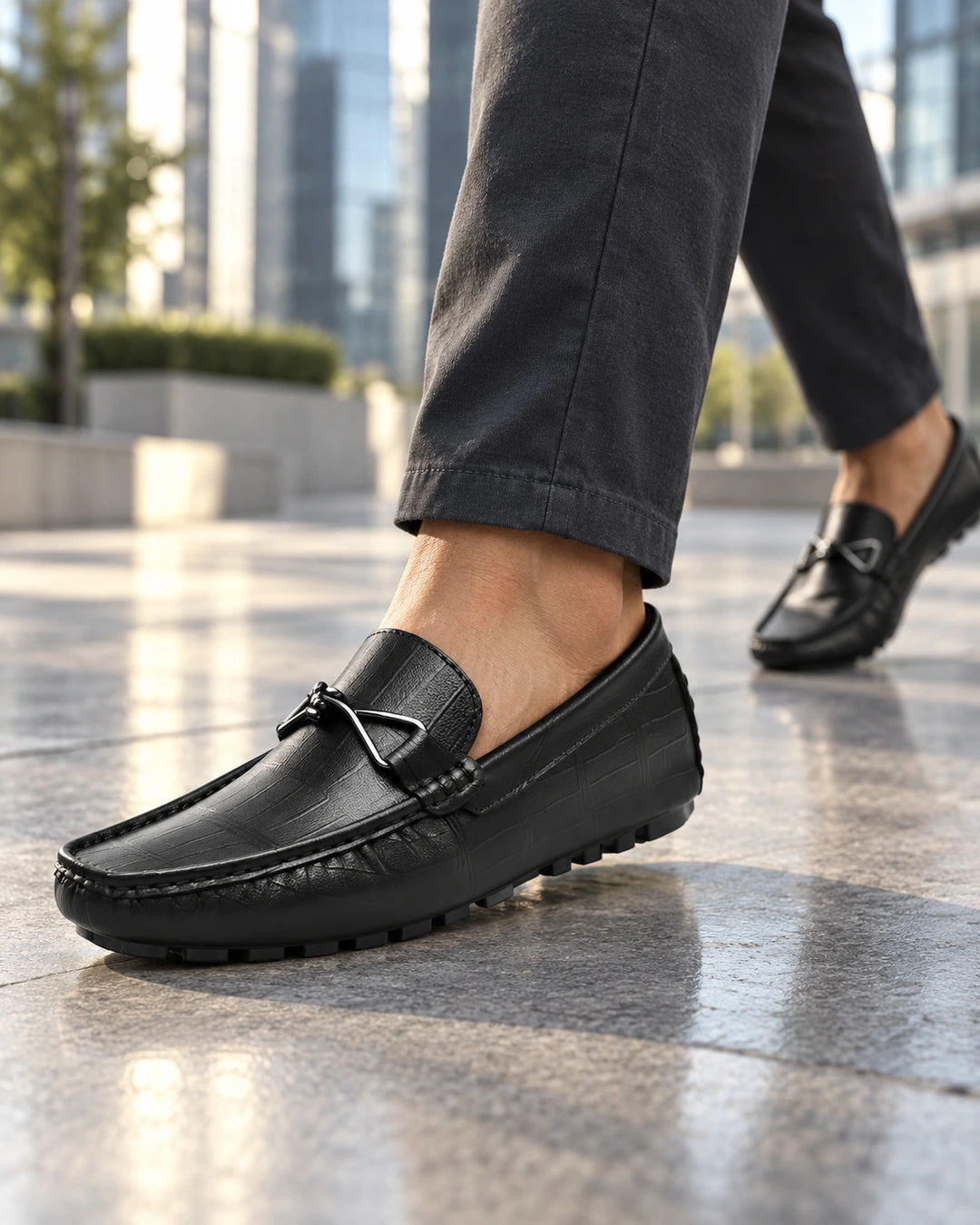 נעלי מוקסין מגביהות דגם ClassicLift בצבע שחור – צילום Lifestyle | StepUp Shoes