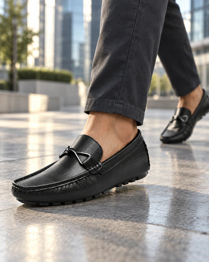 נעלי מוקסין מגביהות דגם ClassicLift בצבע שחור – צילום Lifestyle | StepUp Shoes