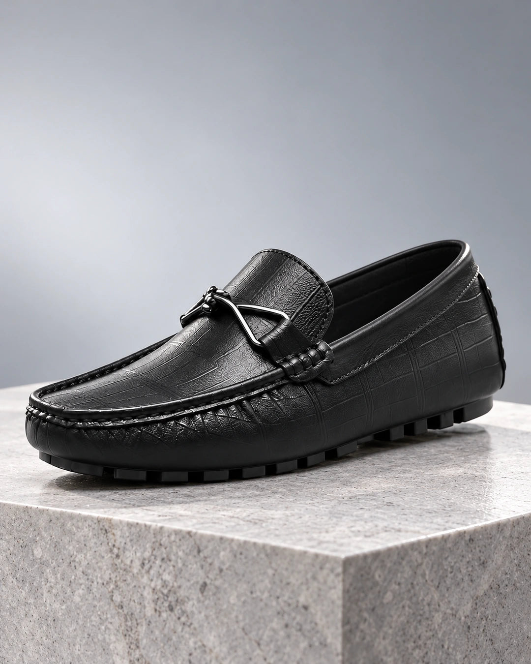 נעלי מוקסין מגביהות דגם ClassicLift בצבע שחור – צילום Lifestyle | StepUp Shoes