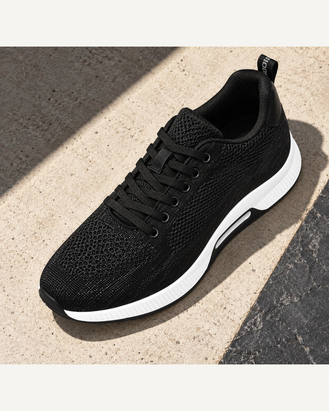 נעלי סניקרס מגביהות דגם FlexRise בצבע שחור – צילום Editorial | StepUp Shoes