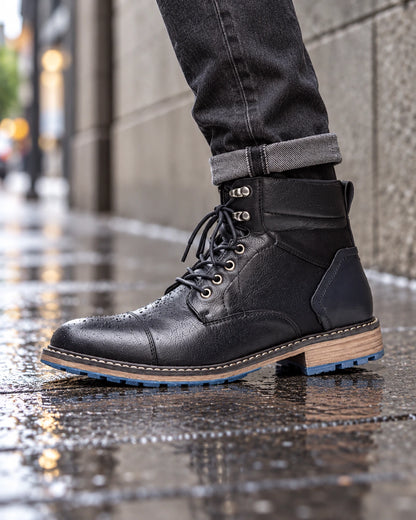 מגפיים מגביהות דגם  StreetLift Boots בצבע שחור – צילום Lifestyle | StepUp Shoes