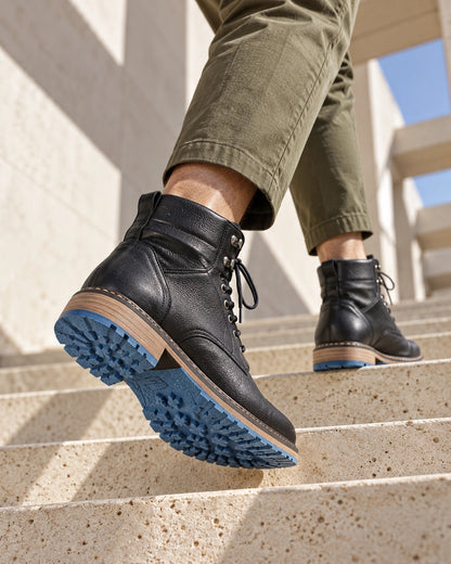 מגפיים מגביהות דגם  StreetLift Boots בצבע שחור – צילום Editorial | StepUp Shoes