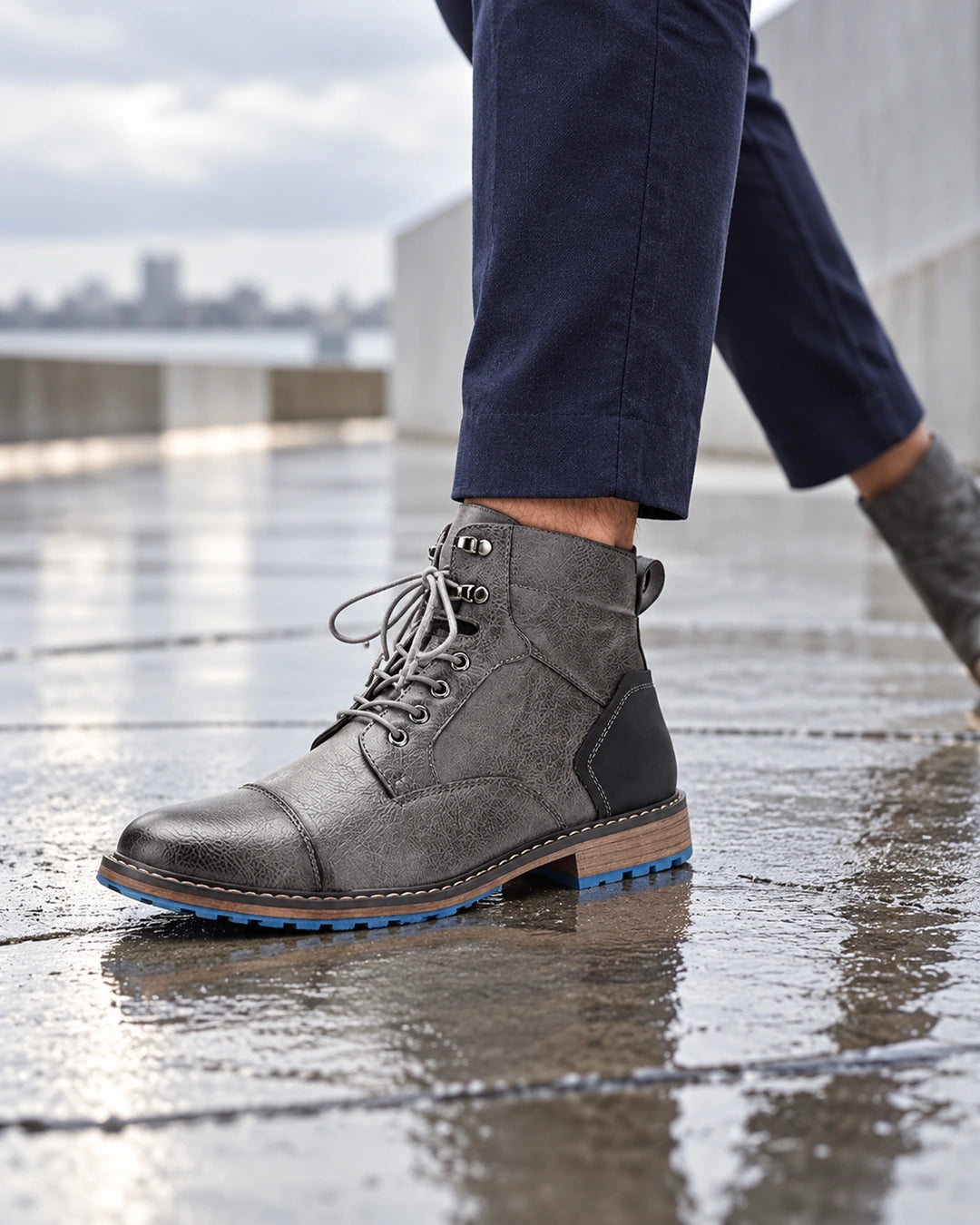 מגפיים מגביהות דגם  StreetLift Boots בצבע אפור – צילום Lifestyle | StepUp Shoes