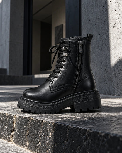 מגפיים מגביהים דגם MaxLift Boots בצבע שחור [סגנון קז'ואל] – צילום Editorial | StepUp Shoes