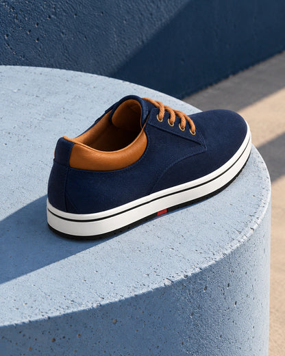 נעלי סניקרס מגביהות דגם HypeLift בצבע כחול, צילום אדיטוריאלי יצירתי | StepUp Shoes