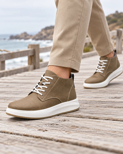 נעלי סניקרס מגביהות  דגם PrimeLift בצבע חאקי – צילום Lifestyle | StepUp Shoes