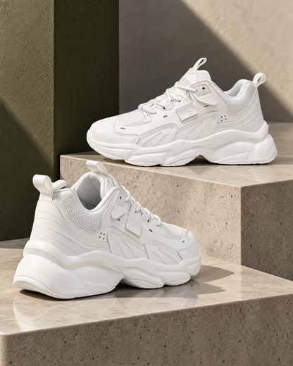 נעלי סניקרס מגביהות StepUp BoostMax בצבע לבן, צילום אדיטוריאלי יצירתי | StepUp Shoes