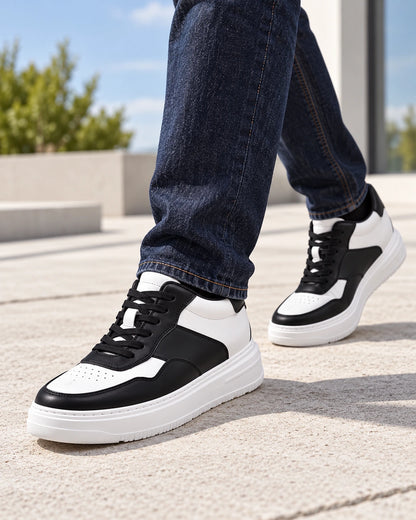 נעלי סניקרס מגביהות דגם Stealth Height בצבע לבן ושחור – צילום Lifestyle בסביבה טבעית | StepUp Shoes