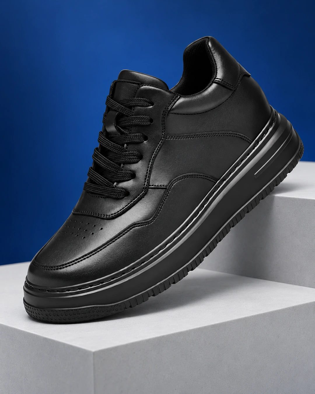 נעלי סניקרס מגביהות דגם Stealth Height בצבע לבן ושחור – צילום מוצר פרימיום בסטודיו | StepUp Shoes
