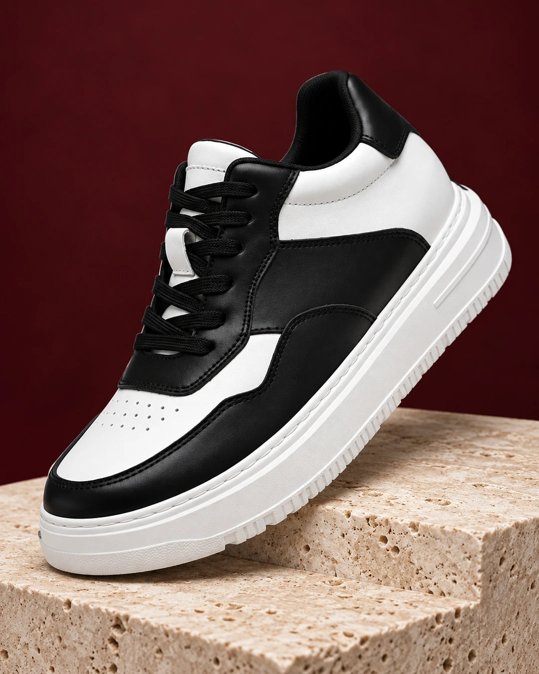 נעלי סניקרס מגביהות דגם Stealth Height בצבע שחור – צילום מוצר פרימיום בסטודיו | StepUp Shoes