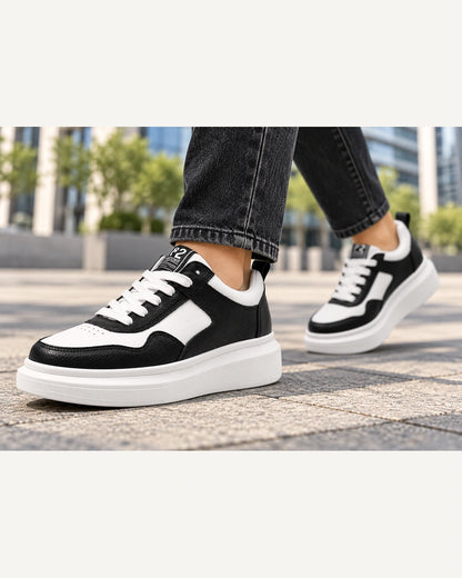 נעלי סניקרס מגביהות דגם ActiveRise White בצבע לבן ושחור – צילום Lifestyle בסביבה טבעית | StepUp Shoes