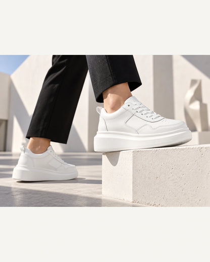 נעלי סניקרס מגביהות דגם ActiveRise White בצבע לבן – צילום Editorial יצירתי | StepUp Shoes