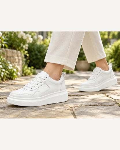 נעלי סניקרס מגביהות דגם ActiveRise White בצבע לבן – צילום Lifestyle בסביבה טבעית | StepUp Shoes