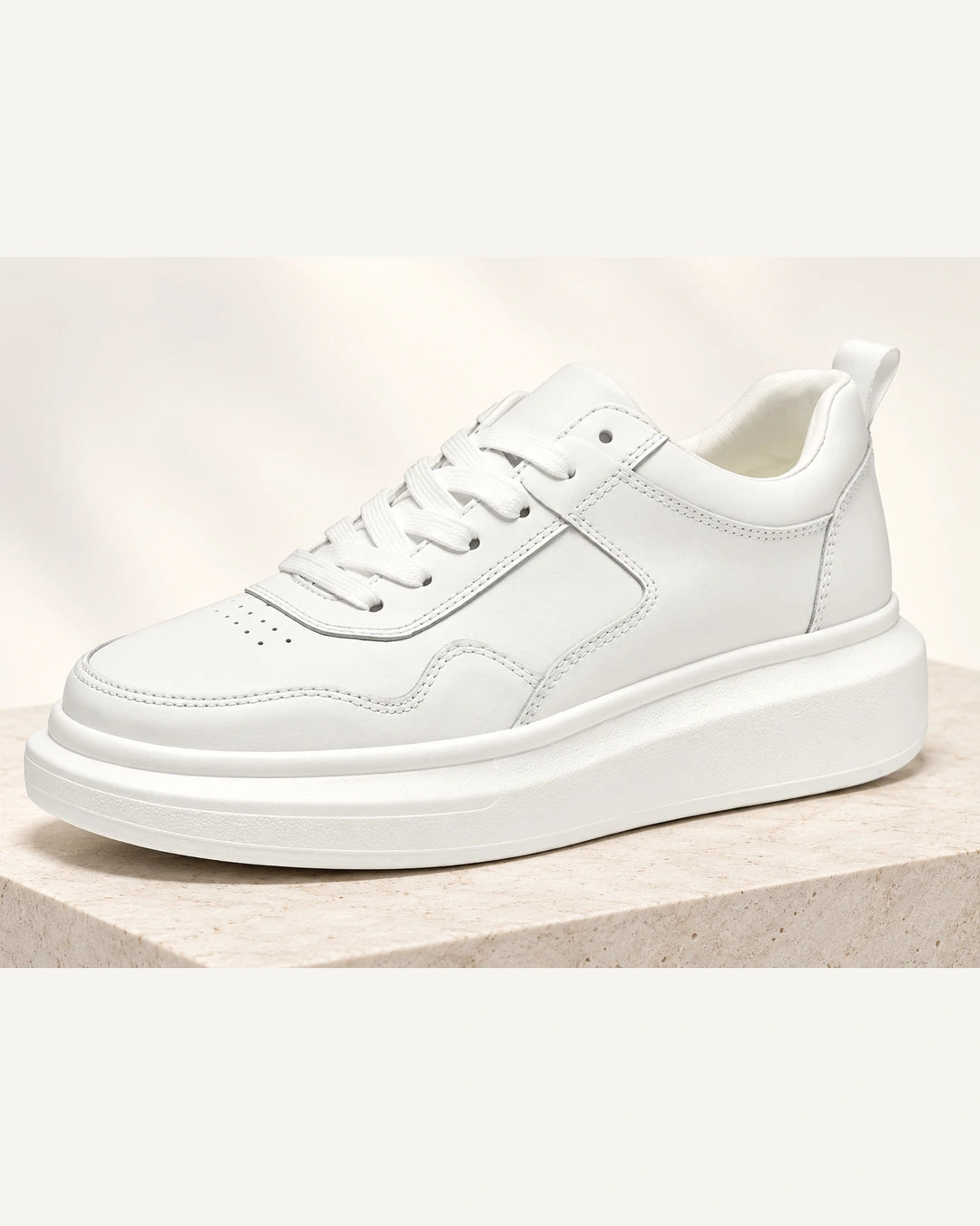 נעלי סניקרס מגביהות דגם ActiveRise White בצבע לבן – צילום מוצר פרימיום בסטודיו | StepUp Shoes
