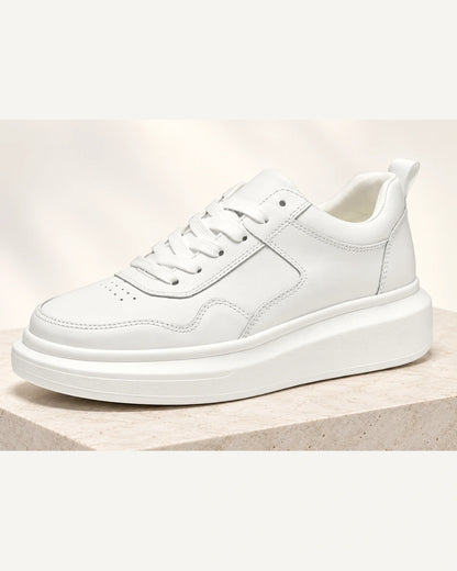 נעלי סניקרס מגביהות דגם ActiveRise White בצבע לבן – צילום מוצר פרימיום בסטודיו | StepUp Shoes