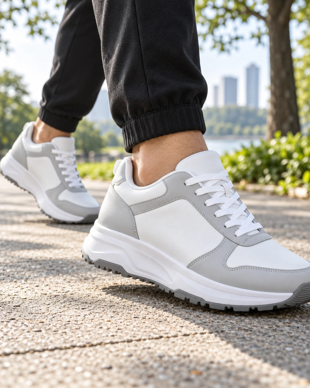 נעלי ספורט מגביהות Elevate Pro 8 בלבן ואפור עם משטח עור, צילום לייפסטייל