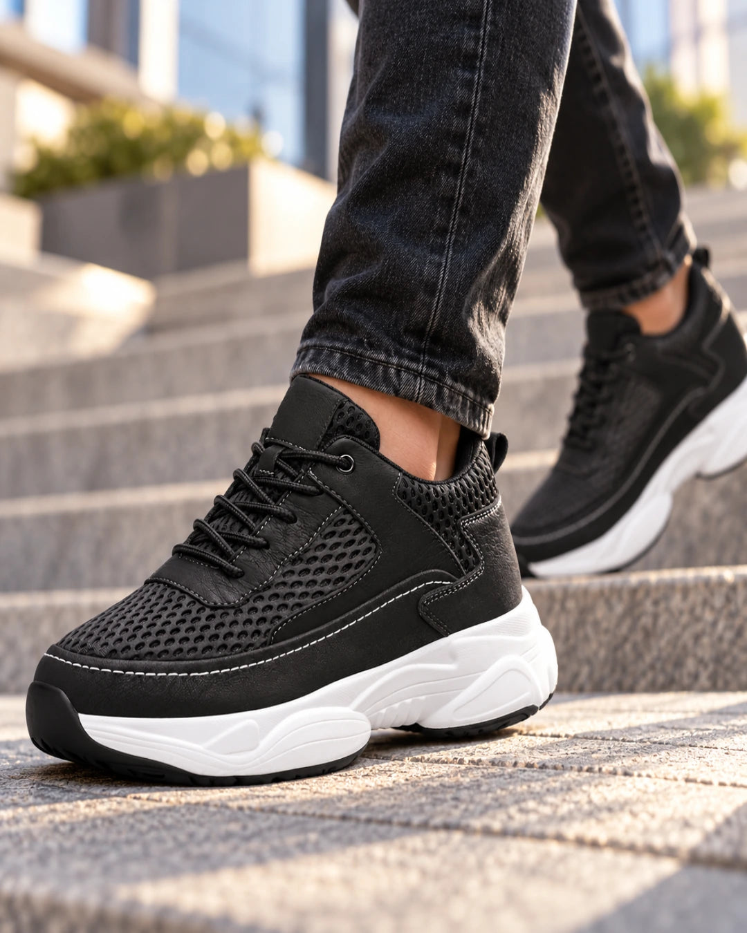 נעלי סניקרס מגביהות דגם HighLine בצבע שחור – צילום Lifestyle | StepUp Shoes
