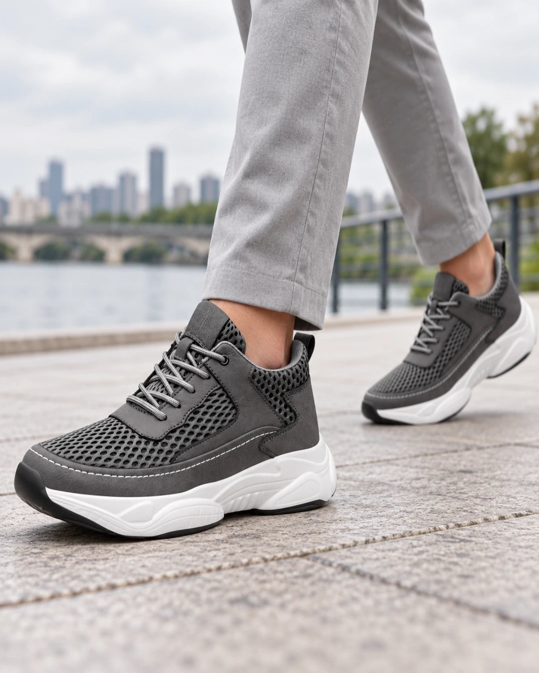 נעלי סניקרס מגביהות דגם HighLine בצבע אפור – צילום Lifestyle | StepUp Shoes