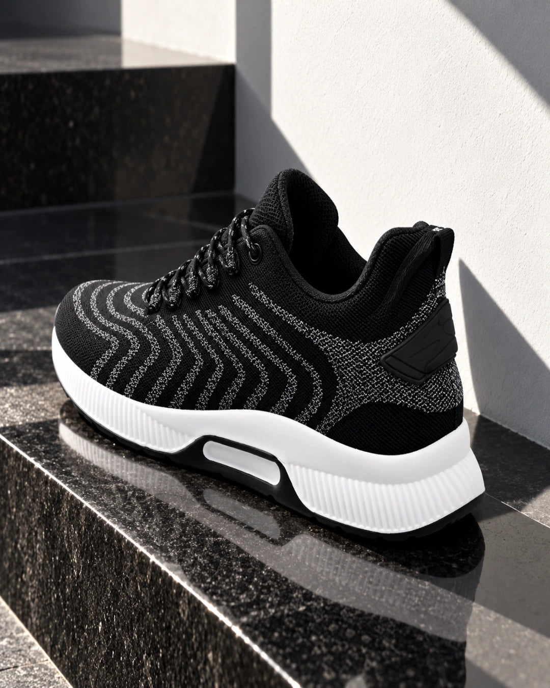 נעלי סניקרס מגביהות דגם  PeakFit בצבע שחור – צילום Editorial | StepUp Shoes