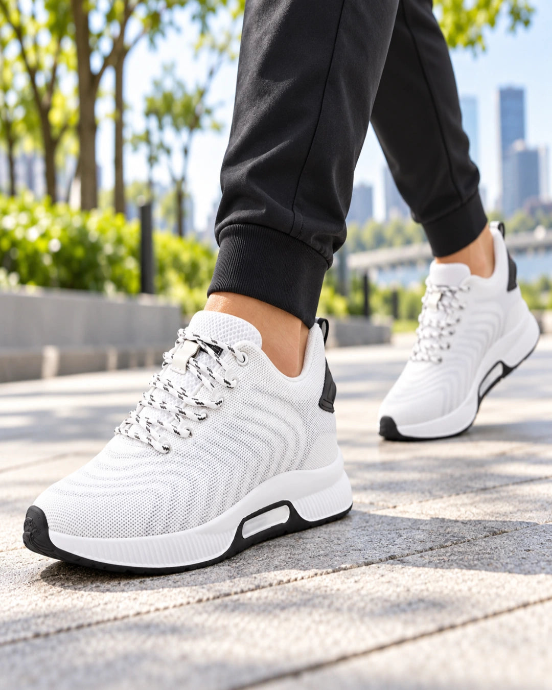 נעלי סניקרס מגביהות דגם  PeakFit בצבע לבן – צילום Lifestyle | StepUp Shoes