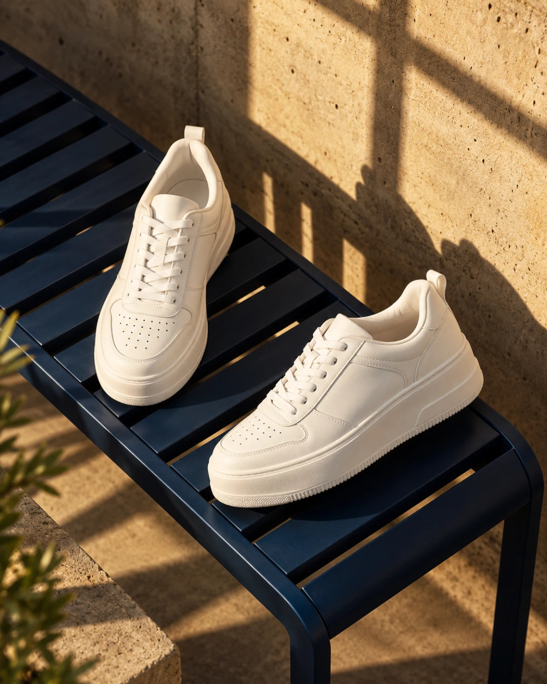 נעלי סניקרס מגביהות דגם ZoneLift בצבע לבן – צילום Editorial | StepUp Shoes