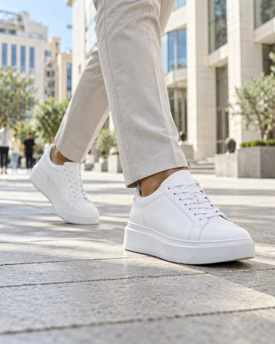 נעלי סניקרס מגביהות דגם ZoneLift בצבע לבן – צילום Lifestyle | StepUp Shoes