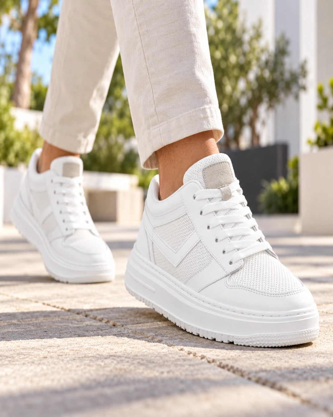נעלי סניקרס מגביהות דגם UpCore בצבע לבן – צילום Lifestyle | StepUp Shoes