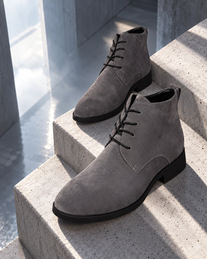מגפיים מגביהים דגם StepUp Nubuck בצבע אפור – צילום Editorial יצירתי | StepUp Shoes