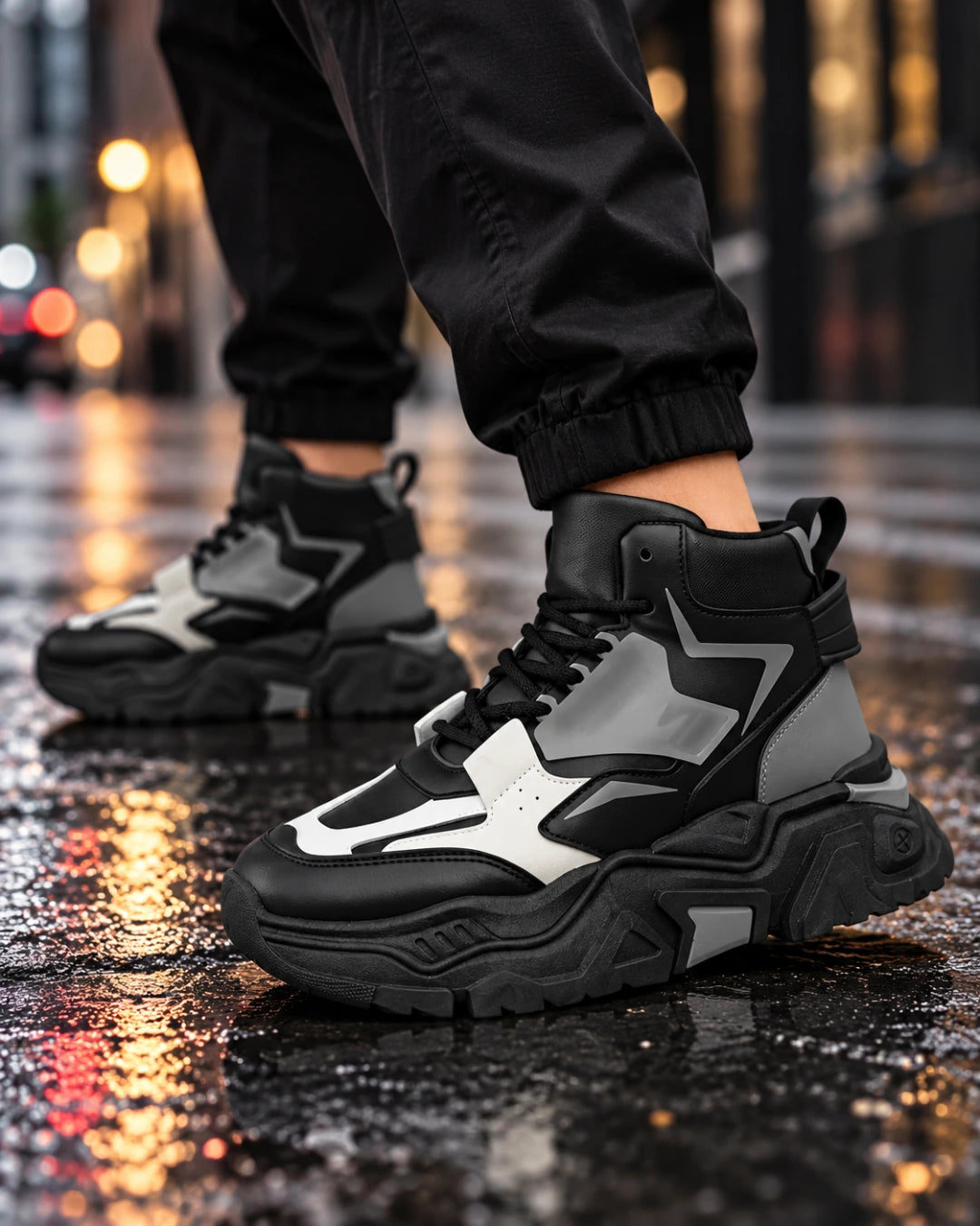 Hype Boost 10CM נעלי ספורט מגביהות בצבע שחור ואפור, צילום לייפסטייל על הרגל | StepUp Shoes