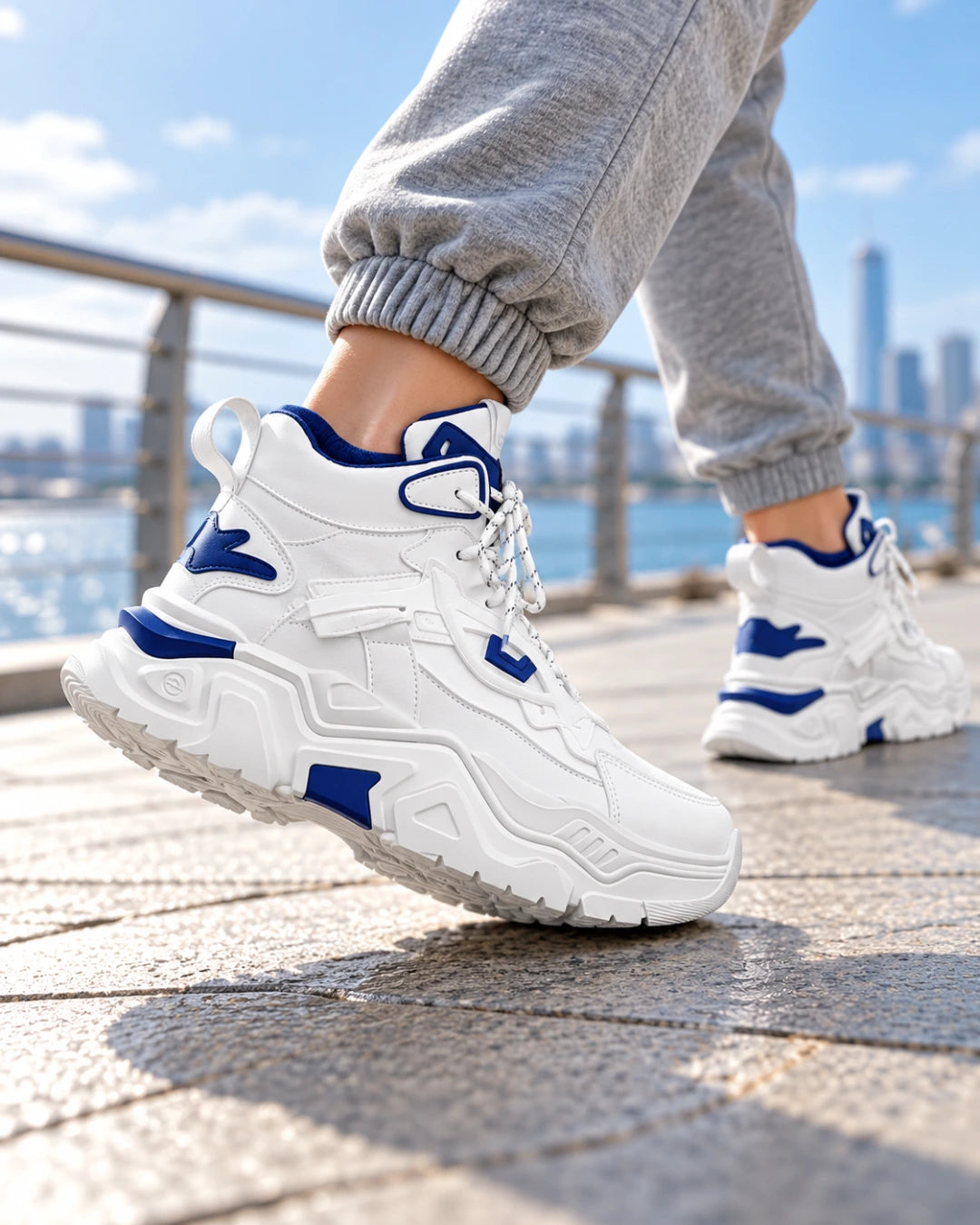 Hype Boost 10CM נעלי ספורט מגביהות לבן וכחול, צילום לייפסטייל על הרגל | StepUp Shoes
