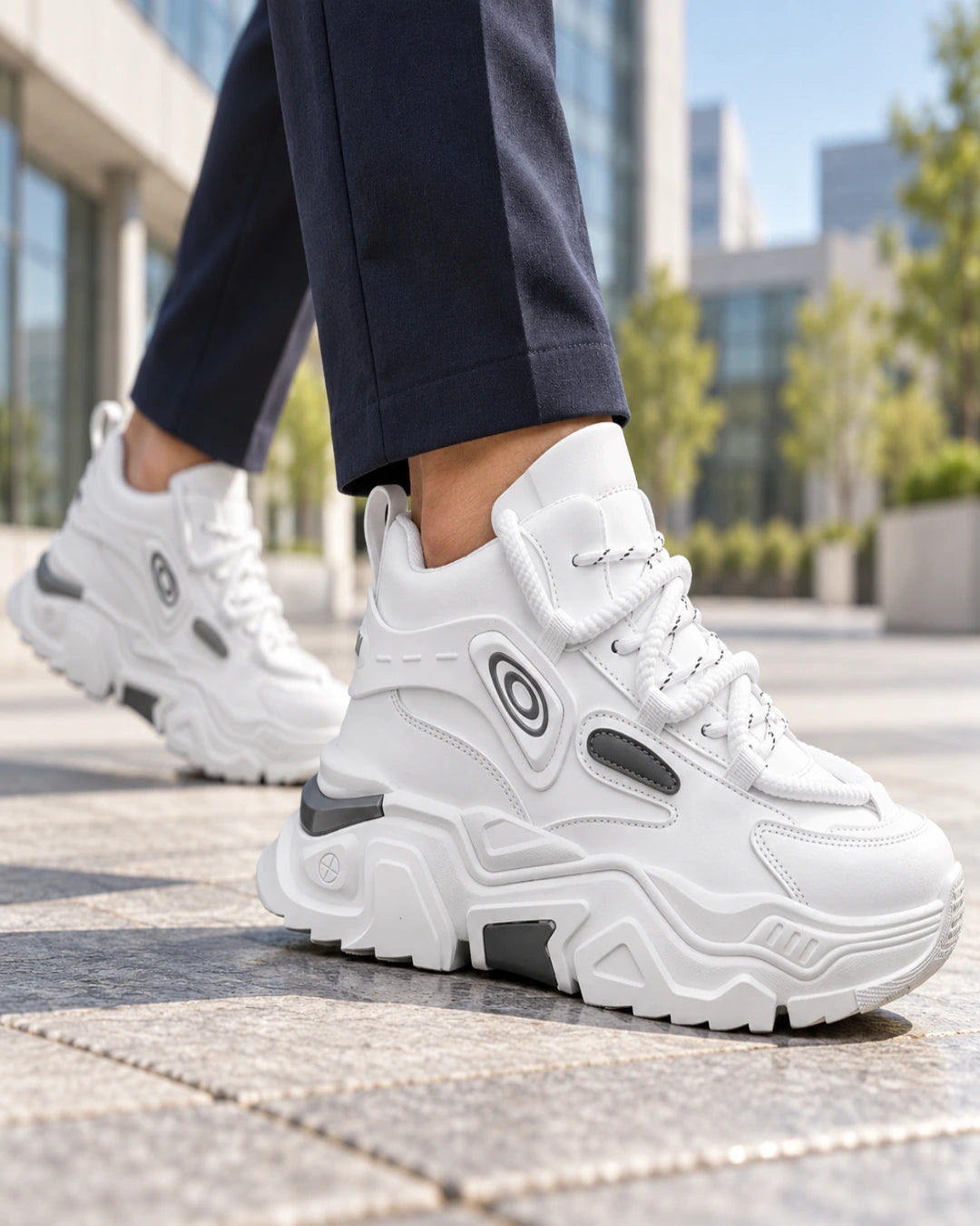 נעלי ספורט מגביהות דגם Max Height 12 Pro בצבע לבן – צילום Lifestyle | StepUp Shoes