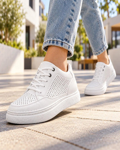 נעלי סניקרס מגביהות  דגם SkyStep בצבע לבן דגם 2 – צילום Lifestyle | StepUp Shoes