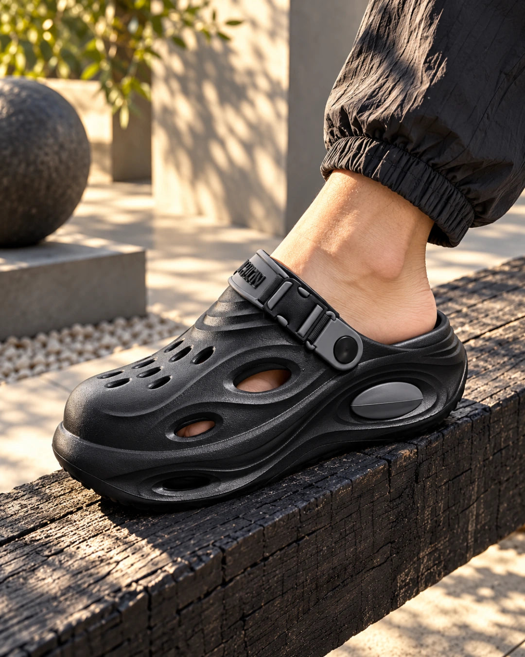 כפכפים מגביהים דגם Relax Pro לגברים בצבע שחור ואפור [דגם דגל], צילום אדיטוריאלי