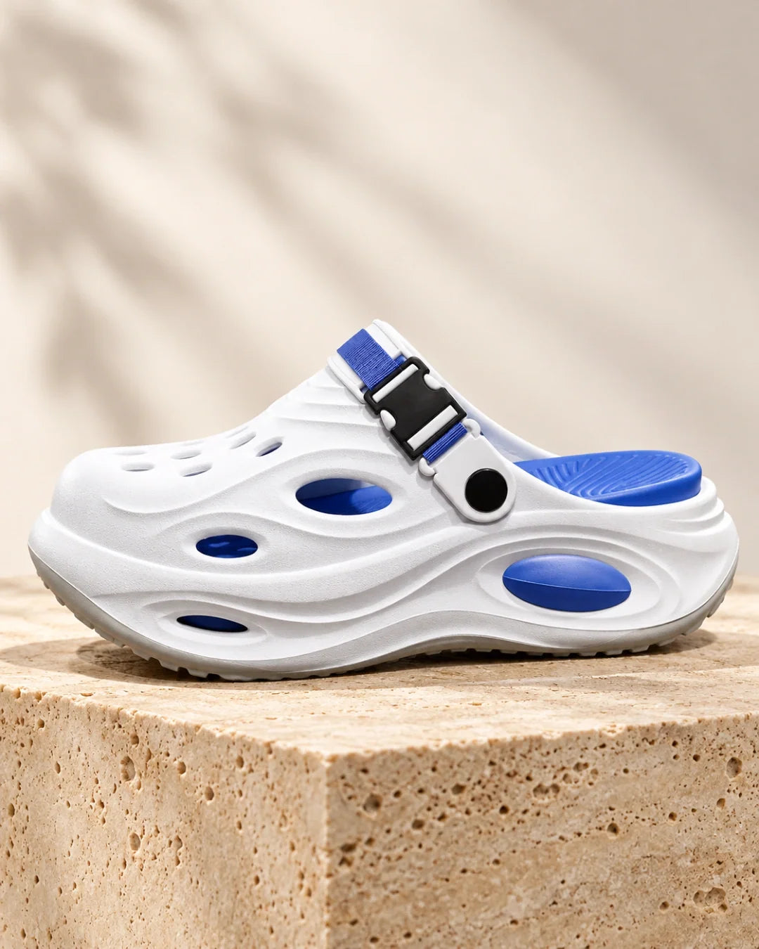 כפכפים מגביהים דגם Relax Pro לגברים בצבע לבן וכחול [דגם משודרג], צילום מוצר פרימיום בסטודיו
