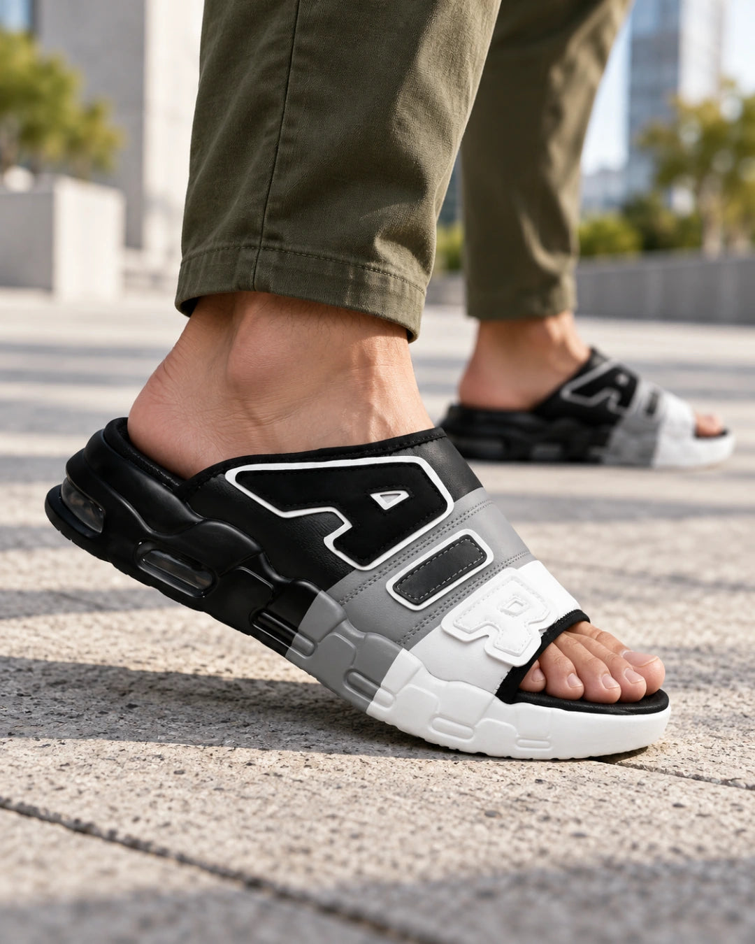 כפכפי קיץ לגברים – Air Cushion Flip Flops בצבע שחור אפור – צילום Lifestyle | StepUp Shoes